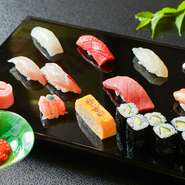 地元で水揚げされた新鮮な地魚を中心に、季節ごとの味わいを大切にしています。北海道の漁師さんから直接仕入れる魚介もあるのも魅力。生うにや生いくらなども自ら買い付け、素材の状態を見極めながら仕込みます。