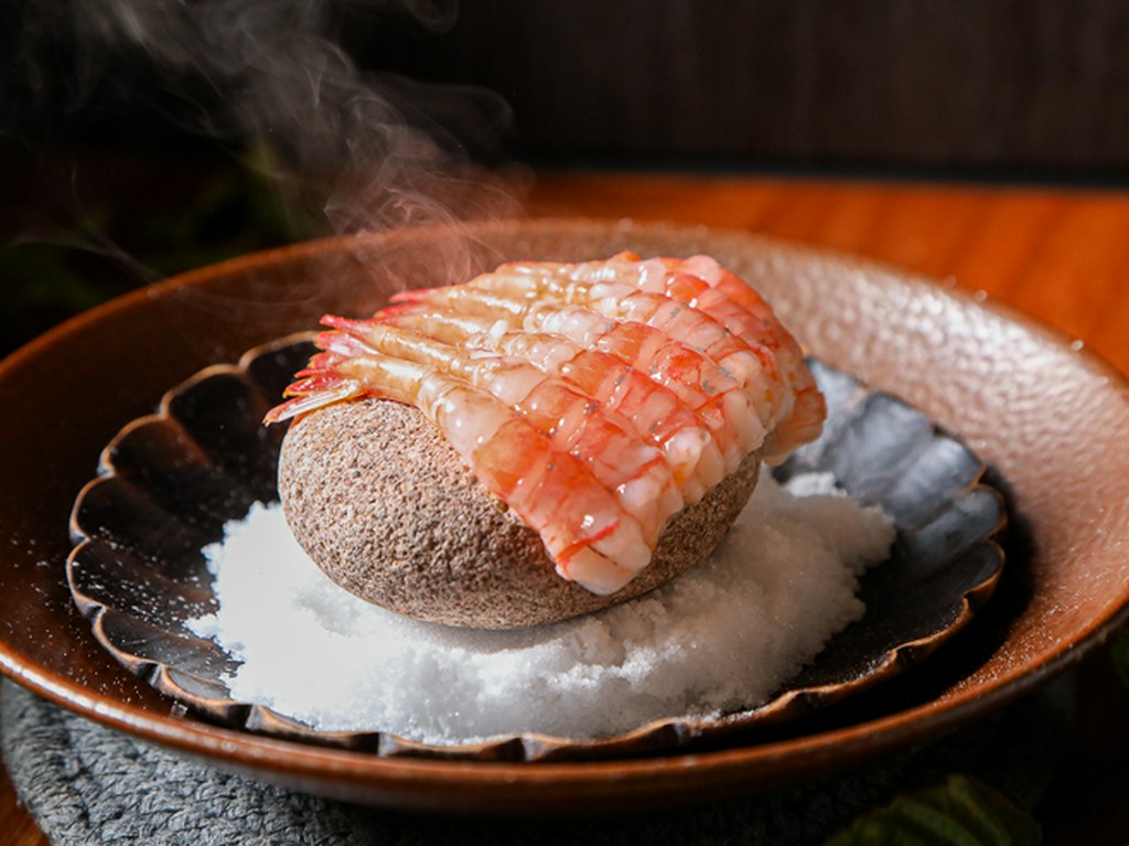 越前漁港で水揚げされた甘エビを、熱した石の上で焼き上げる『甘エビの岩盤焼き』