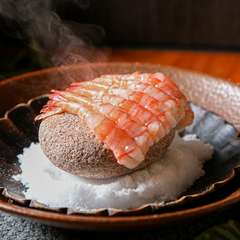 越前漁港で水揚げされた甘エビを、熱した石の上で焼き上げる『甘エビの岩盤焼き』