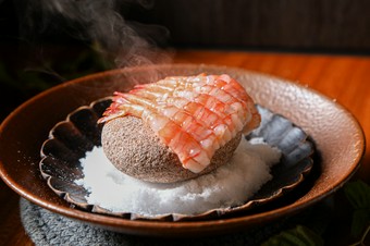越前漁港で水揚げされた甘エビを、熱した石の上で焼き上げる『甘エビの岩盤焼き』