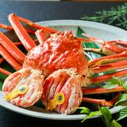 煉瓦窯を使い、活きたかにを高温で一気に茹で上げます。かにの旨みはしっかり閉じ込められ、殻を割った瞬間に広がる香りは格別。身の甘みが際立ち、繊細な繊維はほろりとほどけます。司馬遼太郎氏も好んだ逸品です。