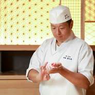 技術や味だけでなく、その先にある温かさや気持ちを届けたいと考えます。気負うことなく、心地良い時間を過ごしてもらえることが何よりの喜び。一皿一皿、丁寧に握ることを大切にしています。