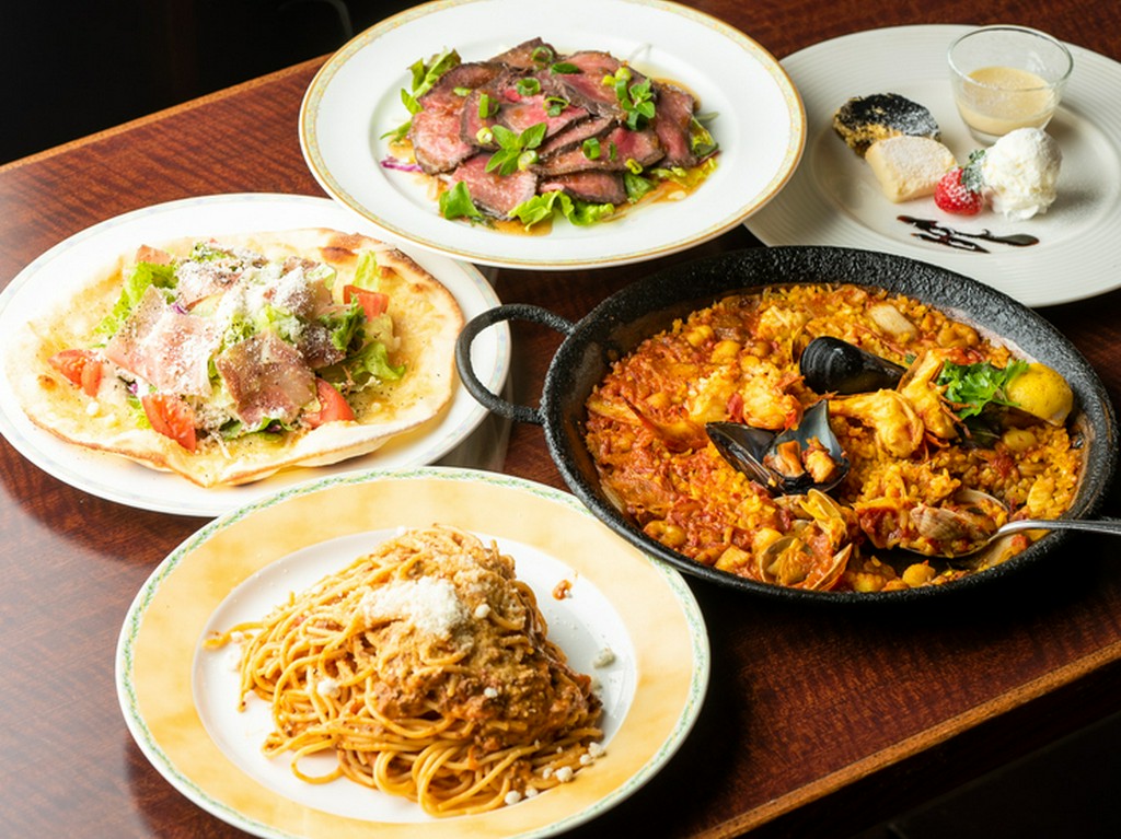 友人や大切な人と一緒に、記念日や誕生日を祝う素敵な食事会