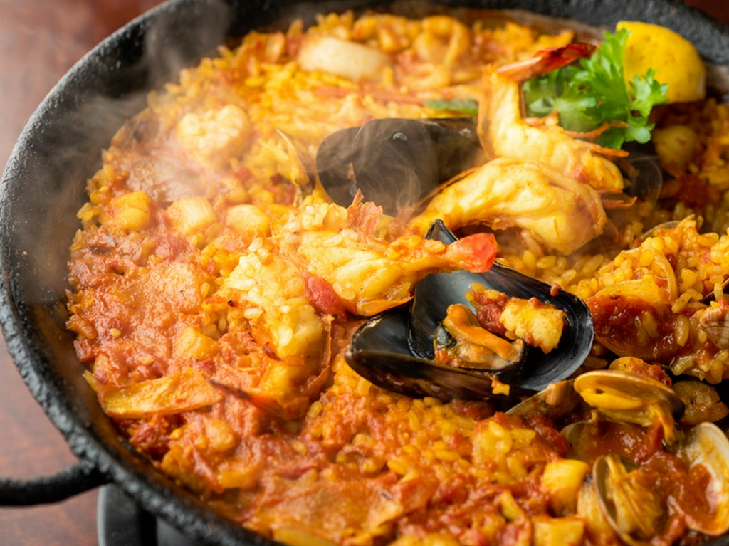 シェアスタイルでもお腹をしっかりと満たしてくれる大人気メニュー『海の幸パエリャ』