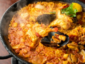 シェアスタイルでもお腹をしっかりと満たしてくれる大人気メニュー『海の幸パエリャ』