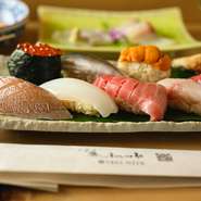 日本のワサビ発祥の地と言われる静岡・有東木のワサビは、ミネラル豊富な湧き水で育ちます。品の良いツンとした辛味、爽やかな香りと甘みの整った上質な味わいで、大将の握り寿司にかかせない逸品。

