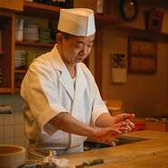 「寿司職人としての長い経験を活かし、誠心誠意お客様に寄り添う接客を心がけています」と荻野氏。おまかせコースが良い方、またそうでない方、お一人お一人の状況に合わせたサービスを提供してくれます。

