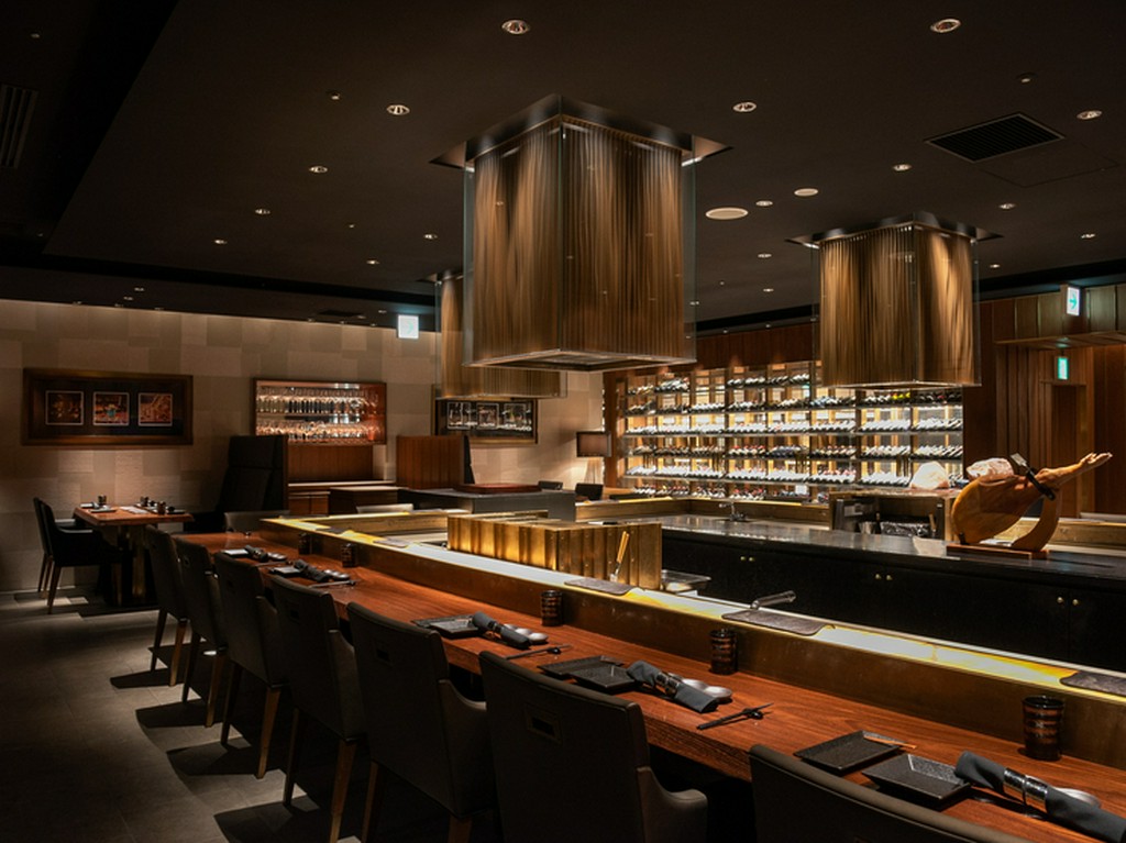 黒を基調に設えられた、シック＆モダンの落ち着きある空間