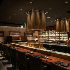 黒を基調に設えられた、シック＆モダンの落ち着きある空間