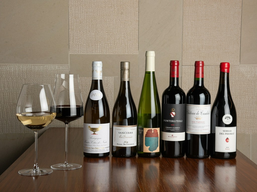 世界中から厳選した約450本を、季節感溢れるメニューと共に