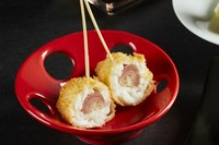甘酸っぱい茗荷を八百姫ひらめで包んだ串揚げ。ポン酢ジュレでさっぱりと。
