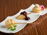 旬の素材とワインとの絶妙なコンビネーションを堪能できる『シェフおすすめチーズ串』