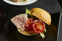 皮が薄く糖度の高い紅い鈴トマトを主役に、生ハムをサンドしたミニバーガー。