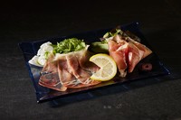 食事の始まりにふさわしい、軽やかなペアリングを奏でる一皿。『ハモンセラーノ』の魅力が際立つ仕上がりになるよう、薄く丁寧にカットすることを心がけているそうです。