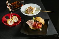 甘みの強い初恋ネギを塩・こしょうで香ばしくグリル。牛肉と合わせ、卵黄入りの甘辛ダレで仕上げたすき焼き風の一品。