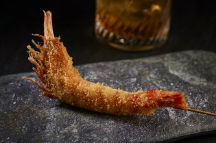 車海老を丸ごと串に刺したダイナミックな『創作串揚げ　車海老』
