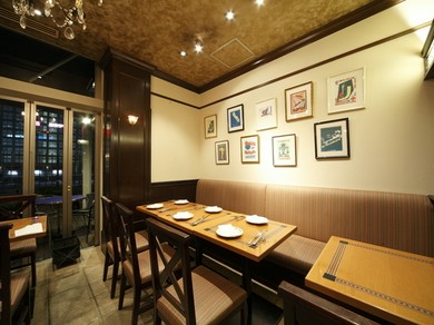 新宿の空の下でイタリアンを楽しむ