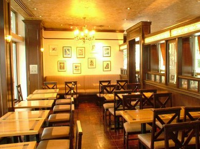 ミラノのトラットリアを思わせる明るい店内