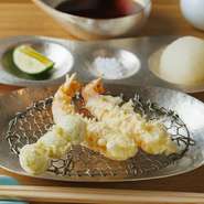 日本各地の旬食材と新鮮魚介を厳選し、【一宝】伝統の紅花油のみで揚げるスタイルで提供。薄衣で仕上げ、油をしっかり切ることで、素材の香りと旨みそのものを楽しめる天ぷらを披露。名物の天茶漬けも絶品です！