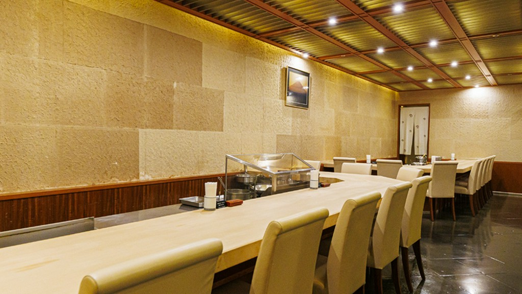 天ぷらカウンターの醍醐味と楽しさをくつろげる雰囲気で提供