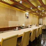 伝統のお座敷天ぷらのスタイルを大事にし、交詢ビル5階の大空間にカウンター席・個室カウンター席・テーブル席を設え。プライベート＆ビジネスの幅広いシーンで、ゆったり落ち着いてくつろげます。