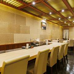 天ぷらカウンターの醍醐味と楽しさをくつろげる雰囲気で提供