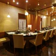 銀座にふさわしい意匠を施した個室を4部屋用意。贅沢なカウンタースタイルで、料理人の揚げ技など調理のライブ感を楽しみながら、プライベート空間で憩えます。3～14名様向けなので、大勢での会食にも重宝！