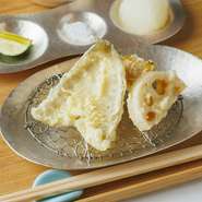 大阪の本店は関西の政財界の食通たちが足繁く通う天ぷら料亭。その味と趣向を受け継ぐ銀座店も、大事な接待や会食に理想的な一軒です。英語対応も可能で、海外の方を日本食でもてなすシーンにも頼りになります。