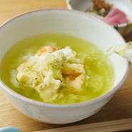 大人のデートやご夫妻での食事にも人気の店。結婚記念日や人生の節目を祝う、特別な食事の舞台としても素敵です。天ぷらカウンターがメインとなり、目の前で一品ごと丁寧に調理されるライブ感もご馳走の一つに。