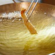 座席をゆったり配した広いカウンター席があり、一人で絶品天ぷらを味わうゲストも多め。高級店ながら、思い思いに楽しめる雰囲気で、初めてでも安心です。昼・夜とも幅広い価格帯のメニューがあるのも、うれしい点！