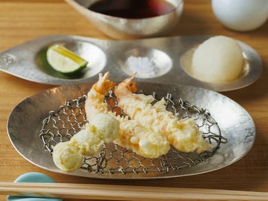 旨みと軽さに驚く！紅花油だけで揚げる『天ぷら盛合せ』