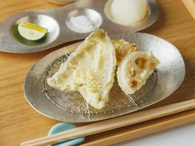 旬食材の持ち味そのものを堪能できる『季節の天ぷら盛合せ』