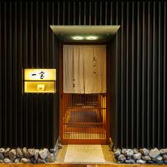 本店は1850年に「天寅」の屋号で創業した大阪最古の天ぷら店