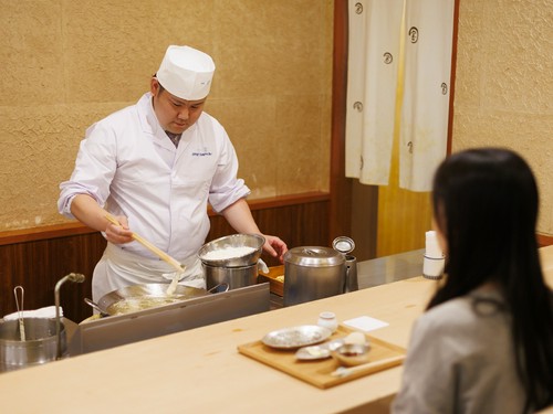 天ぷらカウンターをメインとし、五感で楽しめる食体験を提供