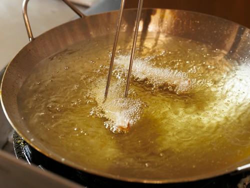 ゲストごとに油を変え、新しい紅花油をたっぷり使って揚げる