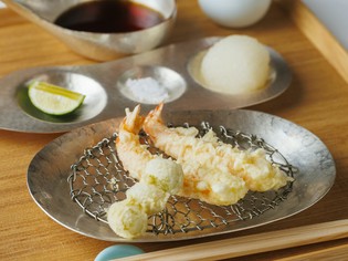 驚きの軽さ！素材の香りと旨みを封じ込めた関西風『天ぷら』