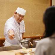 ゲスト各々のシーンに寄り添い、必要な時に必要なことを供する、きめ細やかなサービスを徹底。一人一人が居心地よく食事を楽しめる雰囲気づくりも大事にし、特別なひと時と記憶に残る食体験を届けています。