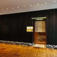 1850年創業の大阪最古の天ぷら店。東京店は交詢ビルが今の形に生まれ変わった2004年に同ビルに移転し、関西風天ぷらの真髄とおいしさを格別の空間で披露。高級店でありつつ、気構えなく楽しめる雰囲気も大きな魅力！