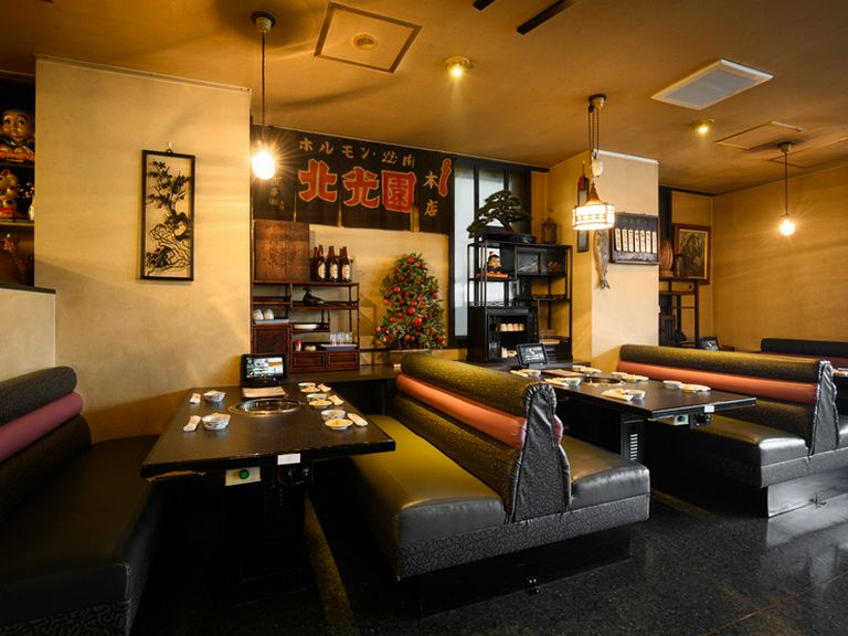 どの席も広いスペースを確保。シーン問わず利用可能な焼肉店