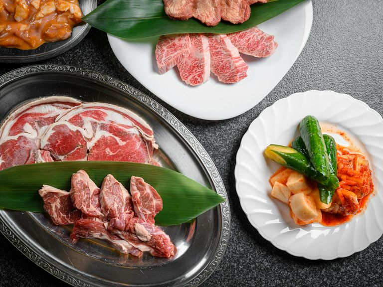 創業以来の人気メニュー。味噌ホルモンとジンギスカンを堪能