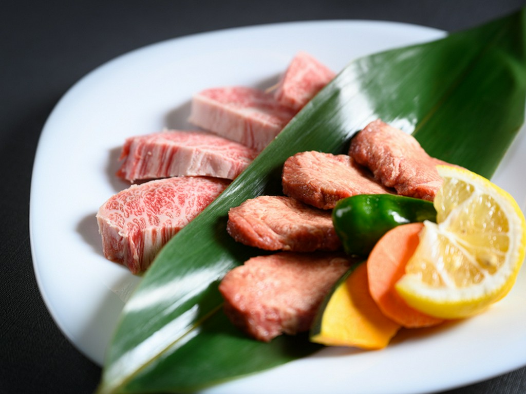 部位ごとに異なった肉質と味わいを楽しめる。厳選された牛肉を使用した『焼肉各種』
