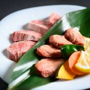 部位ごとに異なった肉質と味わいを楽しめる。厳選された牛肉を使用した『焼肉各種』