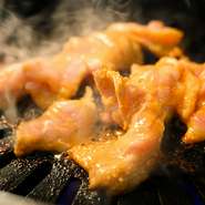 りんご、レモンなどの果汁で甘みを引きだした特製味噌ダレ。少し甘めの味噌が、ぷりぷりホルモンに絡んだ逸品です。ビールなどお酒にピッタリ。創業以来変わらぬ老舗の味です。