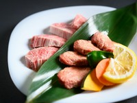 北海道産の黒毛和牛をはじめ、厳選された牛肉を使用した焼肉メニュー。黒毛和牛カルビ・タン・ロースや、こだわりのホルモンなど、部位ごとに異なった肉質と味わいを楽しめます。※テイクアウトは消費税率8%
