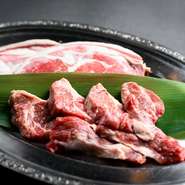 【焼肉　北光園】のジンギスカンは、肉の旨みを最大限に引き立てる独自のタレと相性抜群！鮮度を保ち、素材本来の強い旨みを存分に蓄えた肉だけが提供されます。※テイクアウトは消費税率8%
