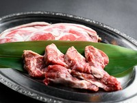 【焼肉　北光園】のジンギスカンは、肉の旨みを最大限に引き立てる独自のタレと相性抜群！鮮度を保ち、素材本来の強い旨みを存分に蓄えた肉だけが提供されます。※テイクアウトは消費税率8%
