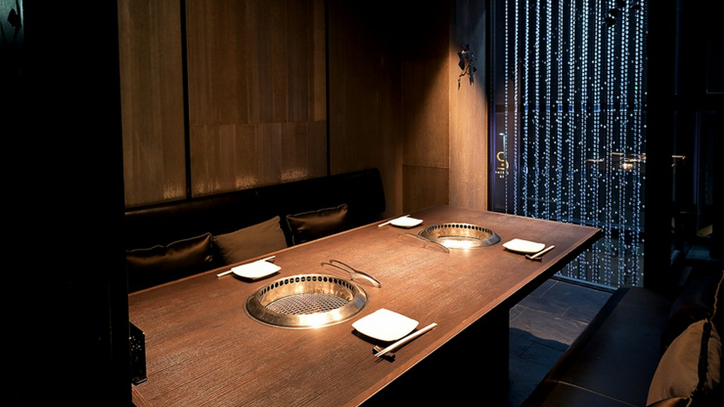 キラキラと輝くクリスタルのシャンデリアが印象的なお店