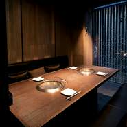 スワロフスキーのクリスタルカーテンが使われた外観は、まるで滝が流れるような美しさ。エントランスからロビーに足を踏み入れた瞬間、特別な時間が始まります。味わい・空間・もてなしと、至福のひと時をぜひ。
