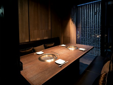 キラキラと輝くクリスタルのシャンデリアが印象的なお店