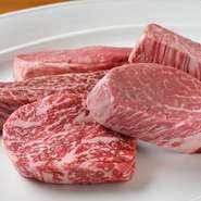 各部位ごとの肉質にこだわり仕入れ先も変えるので、一頭買いはしていない【焼肉華火】。ブランドの名前に頼らず、その時々の上質な肉質を追求しています。肉の旨みを引きだす丁寧な熟成技術もお店の自慢。
